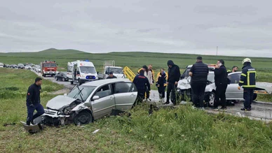 Çorum’da İki Otomobil Çarpıştı: 6 Yaralı