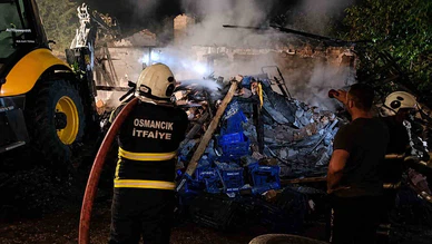 Çorum’da metruk bina alevlere teslim oldu