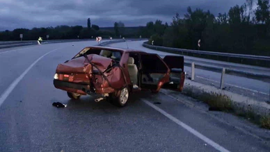 Çorum’da Bariyerlere Çarpan Otomobilde 2 Kişi Yaralandı