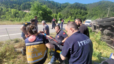 Freni Boşalan Kamyon Devrildi: Sürücü Kabinde Sıkıştı