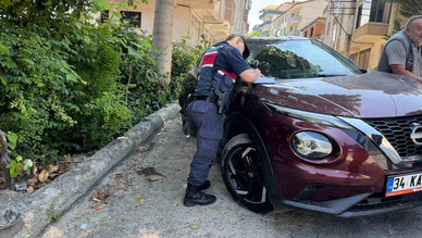Yokuşta Geri Kayarak Ağaca Çarptı! Aynı Aileden 3 Kişi Yaralandı