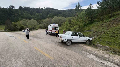 Otomobil Yamaca Çarptı, 2 Yaralı