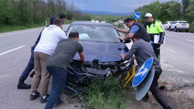 Zincirleme Kaza: Otobüs Durağına Çarpan Araçta 5 Yaralı