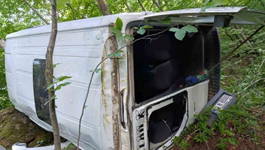 Yolcu Minibüsü Uçuruma Yuvarlandı: 9 Kişi Yaralandı