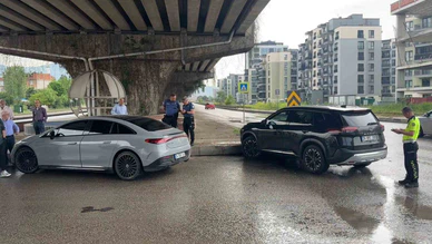 Araç Refüje Çıktı: 3 Kişi Yaralandı