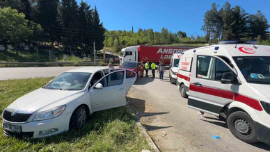 Kavşakta Korkutan Kaza: Araçlar Hurdaya Döndü