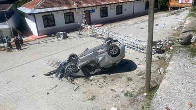 Takla Atan Otomobil Aydınlatma Direğine Çarptı: 1 Yaralı