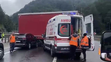Korkutan Kaza: Tırın Ayrılan Dorsesine Otomobil Çarptı, 2 Yaralı