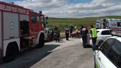 Kavşakta İki Otomobil Çarpıştı! 1 Kişi Yaralandı