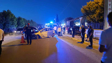 Düğün Salonu Önünde Kaza! 4 Kişi Yaralandı