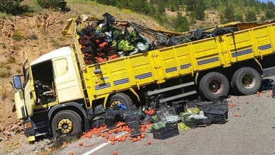 Sebze Yüklü Kamyon Otomobile Çarptı: 4 Yaralı