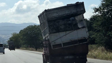 Eğik Taşınan Hurda Kasalar Trafiği Tedirgin Etti
