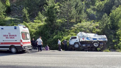 Kamyon Şarampole Devrildi! Araçta Sıkışan 2 Kişi Kurtarıldı