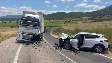 Otomobil Kamyonla Çarpıştı! 4 Kişi Yaralandı
