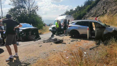 Kafa Kafaya Çarpışan İki Otomobilde 10 Kişi Yaralandı