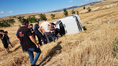 Kontrolden Çıkan Otomobil Tarlaya Uçtu! 2 Yaralı