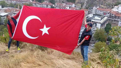 Amasya’da 30 Ağustos coşkusu: İki vatandaş zirvede bayrak açtı