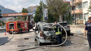 Amasya’da seyir halindeki otomobil alev alev yandı