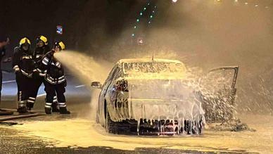 Otomobil Alev Topuna Döndü: Kilometrelerce Kuyruk Oluştu
