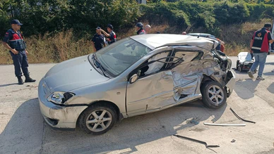 Kamyon ile Otomobil Çarpıştı: Biri Çocuk 3 Yaralı