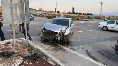 Çorum’da iki otomobil çarpıştı, sürücüler yara almadan kurtuldu