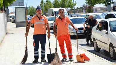 Çorum’da yolda kalan sürücünün yardımına belediye temizlik personeli koştu