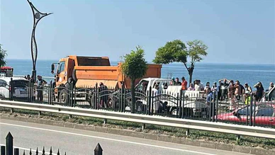 Kamyonet Karayolları Kamyonuna Çarptı: 1’i Ağır 4 Yaralı