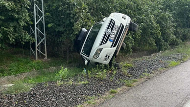 SUV Araç Şarampole Devrildi