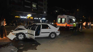 3 Araç Birbirine Girdi: 4 Kişi Yaralandı