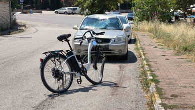 Otomobille Elektrikli Bisiklet Çarpıştı: Sürücü Ağır Yaralandı