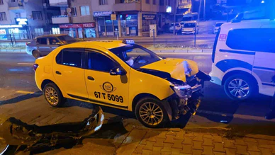Ticari Taksi Otomobile Arkadan Çarptı