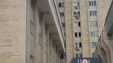 9. Katta Tehlikeli Anlar: Polis Ekipleri İkna ile Genci Kurtardı