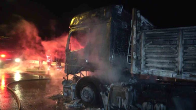 Amasya’da seyir halindeki tır alev topuna döndü