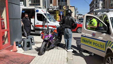 Motosiklet İle Otomobil Çarpıştı: 2 Kişi Yaralandı