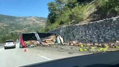 Tır İstinat Duvarına Çarptı: Baba Öldü, Oğlu Yaralandı