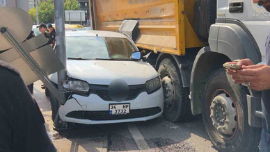 Kamyon Otomobili Direğe Sıkıştırdı!