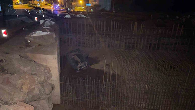 Otomobil Alt Geçit Temeline Uçtu: 2 Yaralı