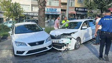 Otomobil Bariyerleri Aşıp Karşı Şeride Geçti: 2 Yaralı