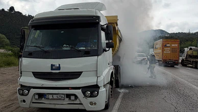 Seyir Halindeki Hafriyat Kamyonu Alev Aldı