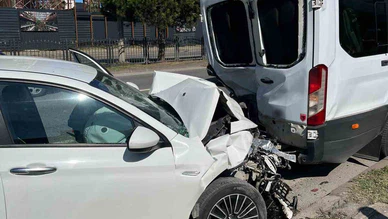 Otomobil Minibüse Arkadan Çarptı: 4 Yaralı