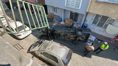 Pikap 5 Metreden Sokağa Uçtu: 2 Yaralı