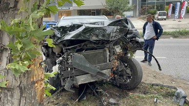 SUV ile Otomobil Çarpıştı: 2 Kişi Yaralandı