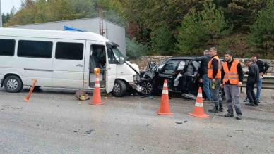 Karşı şeride geçen minibüsle otomobil kafa kafaya çarpıştı: 1 yaralı