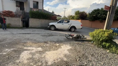 Motosiklet kamyonete çarptı: 2 ağır yaralı