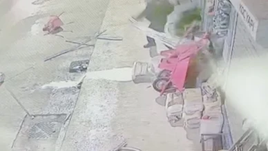 Çorum’da akılalmaz olay: Eline ne geçtiyse yola fırlattı