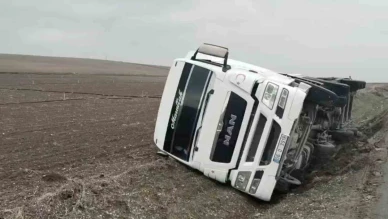 Çorum’da yoldan çıkan tanker yan yattı: 1 yaralı