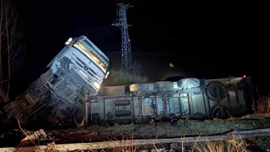 Yaralıya yardım etmek istedi, emniyet şeridindeki otomobiline ticari araç çarptı: 4 yaralı