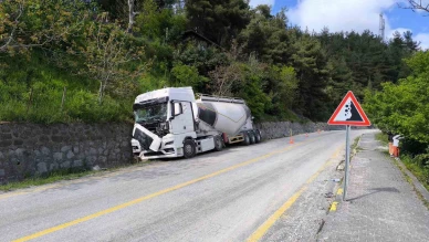 Freni patlayan beton mikseri istinat duvarına çarptı: 2 yaralı