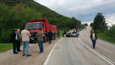 Otomobil ile kamyonet çarpıştı: 1 ölü, 1 yaralı