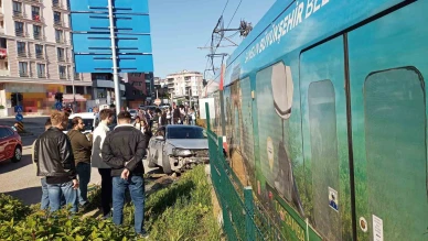 Kırmızı ışık ihlali yapan otomobil tramvay ile çarpıştı